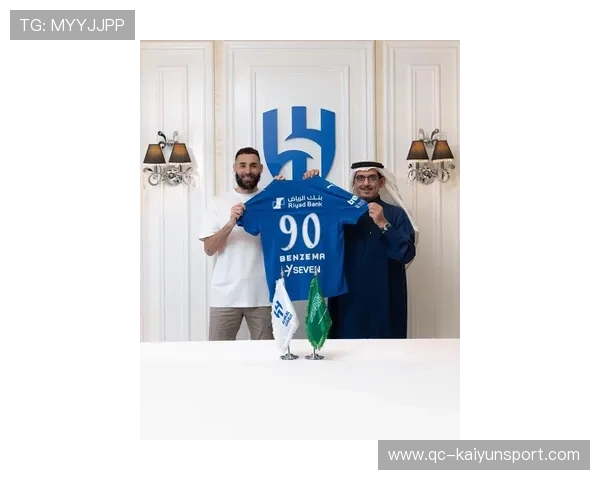 本泽马完成利雅得新月首训，与内马尔连线